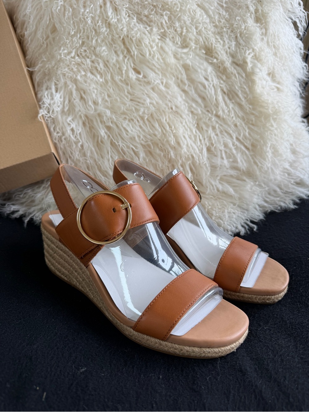 UGG Tan Leather Wedge Sandals with Gold Ring Accent 💫 NWT & Box